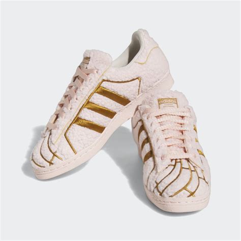 adidas conchas sneakers.